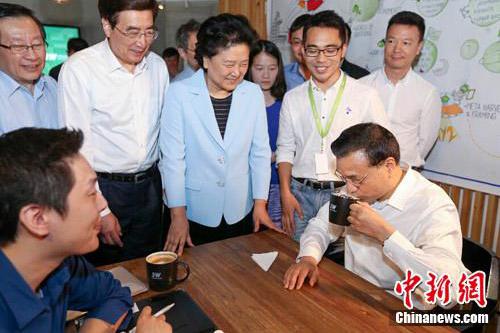 2015年5月,李克强来到中关村,与青年人边喝咖啡边聊创业。 图片来自中新网