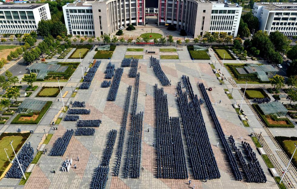 武汉理工大学2015级本科生开学典礼暨军训动员大会在该校南湖校区举行