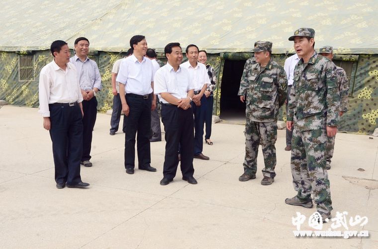 武山县四大组织领导慰问天水预备役旅野外驻训官兵(图)