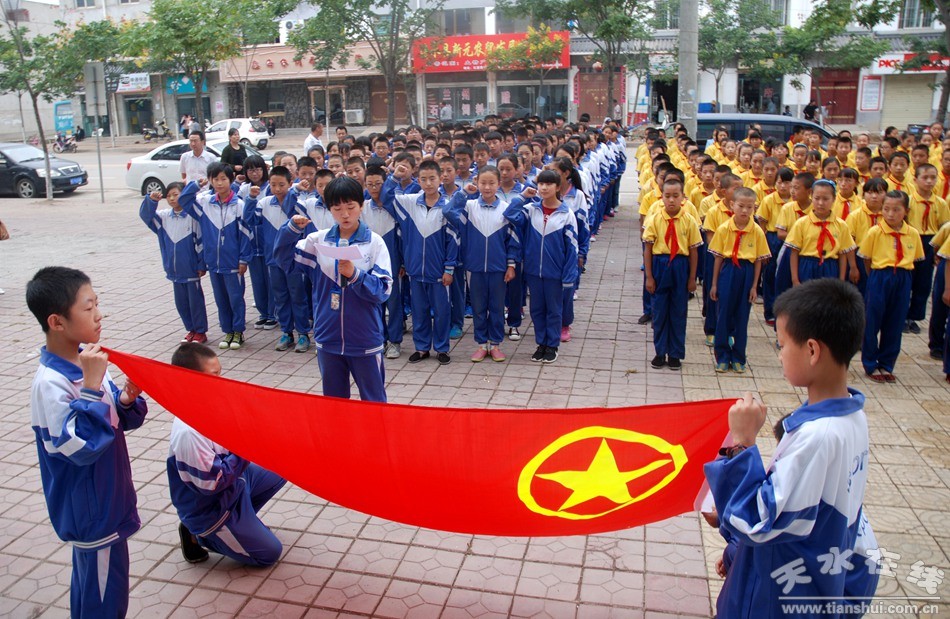 {入党入团}.