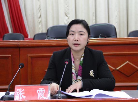 兼具少数民族女性干部等多重身份的张霞(1973.11,女,侗族)是湖南芷江人,在职大学学历,文学学士学位,现任湖南省怀化市中方县县委书记,今年“七一”前夕被中组部授予全国优秀县委书记称号。
