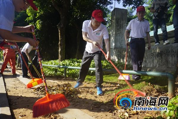 海口市委书记上街扫地:我们才扫一会就汗流浃背