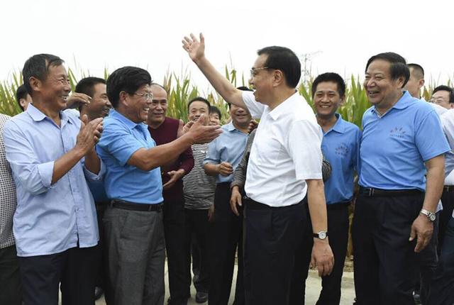 李克强和农民在一起的“三重身份”