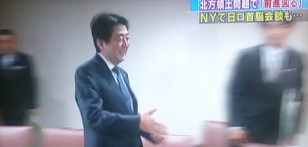 原文配图:看到普京在等自己 安倍一路小跑去握手。