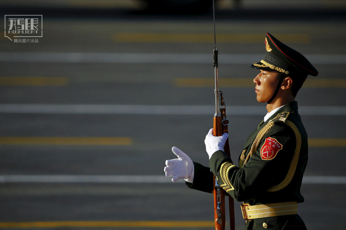 解放军礼兵在长安街肃立.reuters/damir sagolj