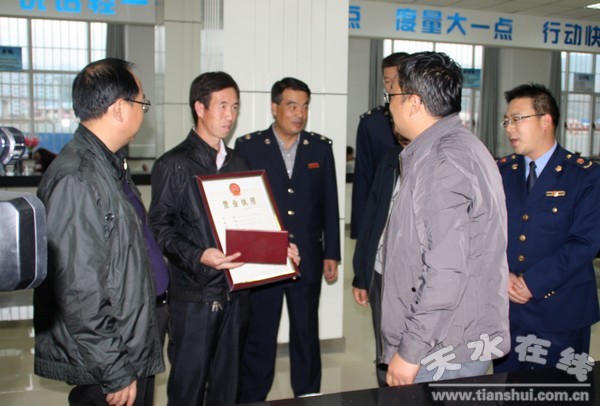 9月19日清水颁发第一张三证合一营业执照.jpg