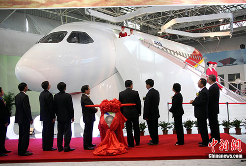 �������ع�˾�ܾ������ö��Լ��߱�ʾ��PHMϵͳĿǰ��ʵ�ֶ�3�����ɻ��������漰���а�ȫ��4000���ؼ����ݽ���ʵʱ��ء�������ϡ�ά�޿��ƾ��ߡ��ɻ����й�������������صȹ��ܣ��������ҹ��������Ϳͻ����������ġ�ͼΪC919�ͻ�1��1չʾ�������ࡣ