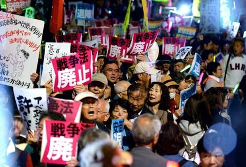 大批抗议民众。
