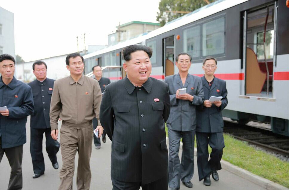金正恩体验新造地铁列车,强调国产化重要性(网页截图)