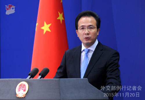 原文配图:2015年11月20日外交部发言人洪磊主持例行记者会。