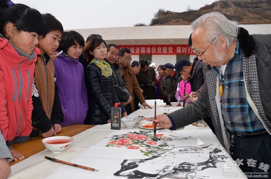 首页 新闻中心 天水新闻 麦积 >>正文 (书画家现场为群众书写书画作品