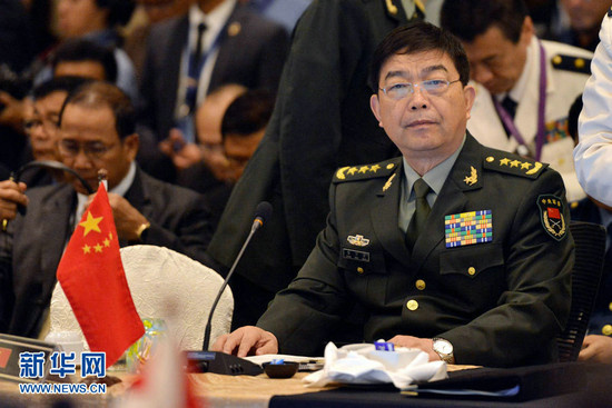哈里斯访华之际,他的上司——美国防长卡特则赶到马来西亚,出席东盟防长扩大会议。香港《南华早报》称,东盟各国防长3日下午分别举行双边会谈,而其他8个非东盟成员国的国防部长,包括中国国防部长常万全、美国国防部长卡特和日本防卫大臣中谷元等会参加周三的扩大会议。资料图:常万全出席第三届东盟防长扩大会。