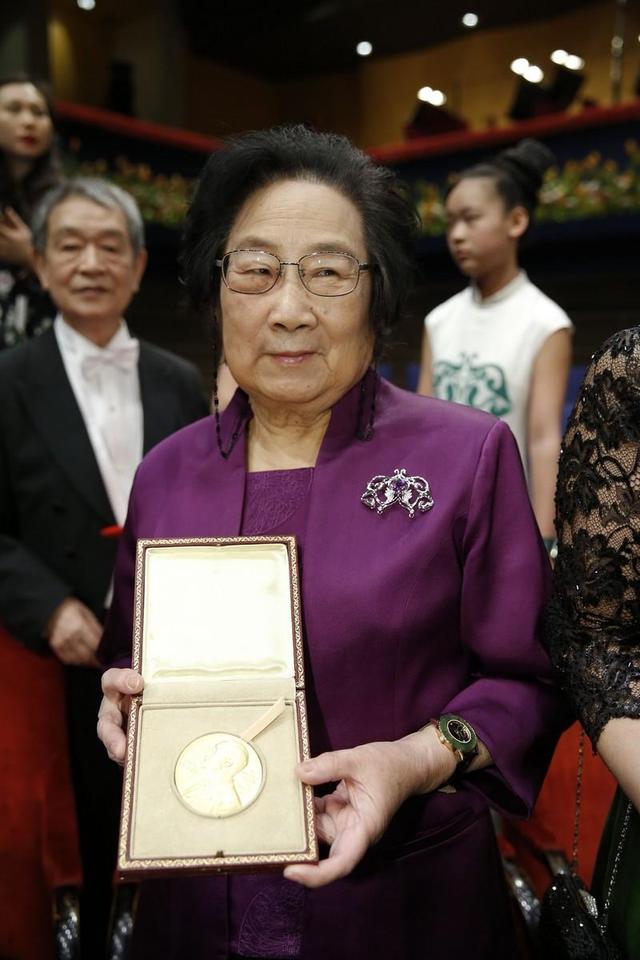 屠呦呦领取诺贝尔奖后顺利抵京