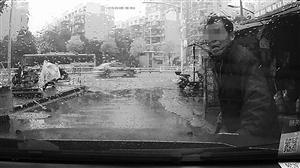 男子“撞车”过程
