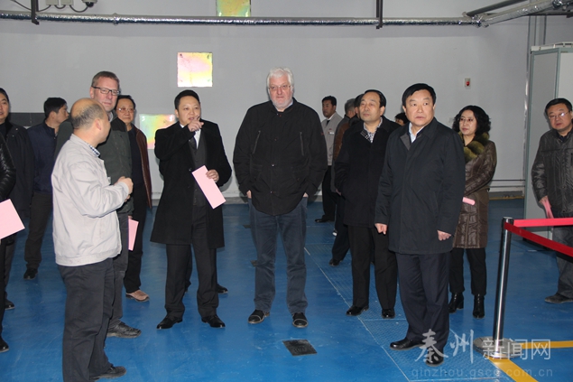 12月16日,陕西省商务厅驻德国代表处总代表、德国陕西商会会长李奇、陕西商洛德祥机械制造股份有限公司总经理李自祥、德国KMT机床厂厂长布特曼和德国奥格福克斯机械制造有限公司总经理赫尔伯特迪本来秦州区考察项目。原全国政协常委、全国政协文史和学习委员会副主任、甘肃省政协副主席邓成城,市委常委、秦州区委书记雷鸣,市政协副主席安志宏一同考察。考察团一行先后到天水国家高低压电器质量监督检验中心、东十里工业园区和天水镇,实地考察企业投资环境,了解秦州工业产业发展规划,并与市区领导及相关部门负责人进行了座谈交流。