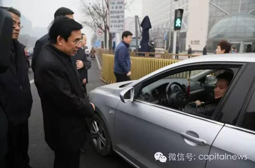 车行经过丰盛胡同一处工地,王安顺要求下车检查。工地大门紧锁,敲门也无人应答,直到透过门缝看到工地已经完全停工,大家才放心离去。在宣武医院神经科学研究所工地,建工集团项目负责人报告,工地已经停工。王安顺掀开绿色防尘网,查看覆盖是否严密,又询问停工后工人如何安置。王安顺指出,在落实重污染应对措施方面,大型国企应作出表率,政府也要研究相应措施,解决企业的实际困难。