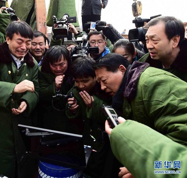 12月30日,救援人员通过生命信息钻孔探测系统与被困矿工取得联系。当日,在山东平邑石膏矿坍塌事故救援现场,救援人员通过生命信息钻孔探测系统,在4号井2号救生孔与井下被困矿工取得联系,救援人员正向井下被困人员输送给养。据现场工作人员介绍,目前已发现8名被困人员。新华社记者 郭绪雷摄