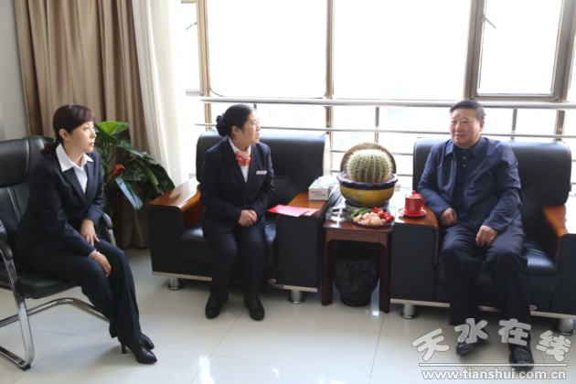 省联社理事长雷志强一行亲切慰问秦州合行困难职工