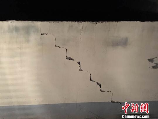 图为青海省门源县北山乡出现的墙体裂缝。 钟欣 摄