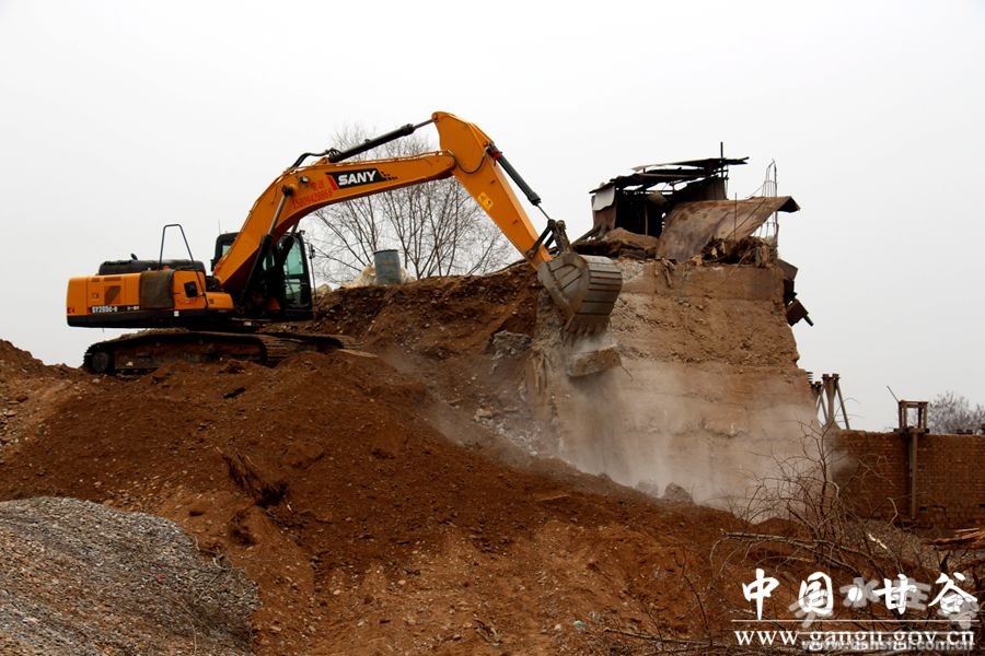 甘谷依法拆除水源地保护区范围内非法采砂场(