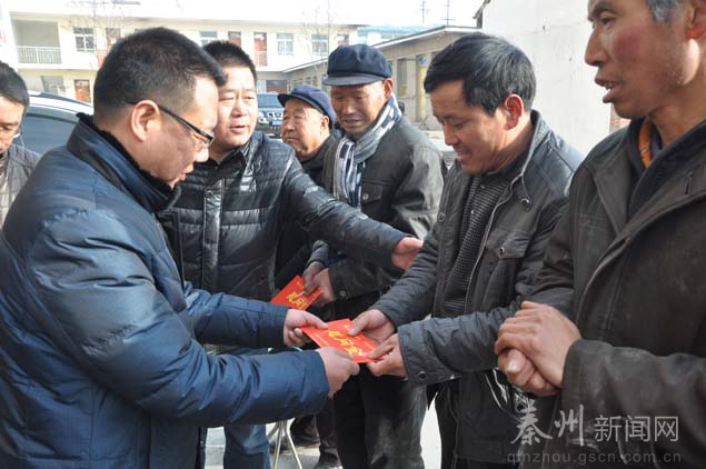 舒健带着慰问金和米,面,油等慰问品,看望慰问了汪川镇柏沟村柏海龙