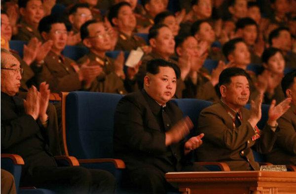 原文配图:金正恩观看朝鲜人民军军乐团创立70周年庆祝演出。
