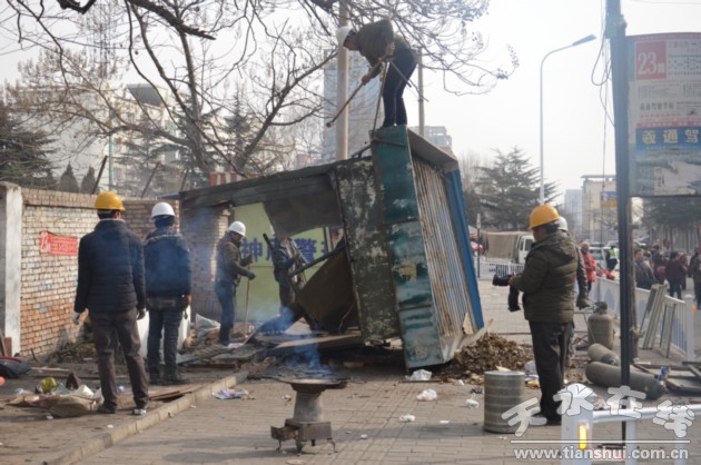 秦州区执法局集中整治罗玉小区市容秩序(组图