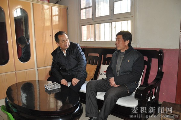成少平与联系户武兴旺拉家常询问了解有关情况.jpg 成少平与联系户武兴旺拉家常询问了解有关情况.jpg