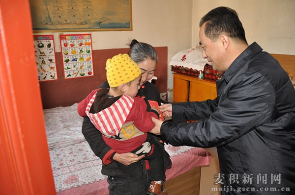 成少平为武兴旺送去春节慰问金.jpg 成少平为武兴旺送去春节慰问金.jpg