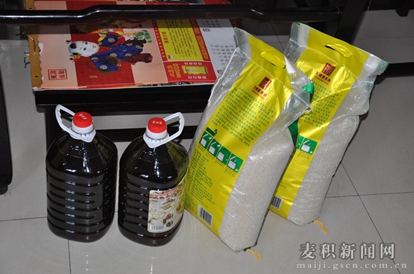 为联系户送去大米、食用油等春节慰问品.JPG 为联系户送去大米、食用油等春节慰问品.JPG
