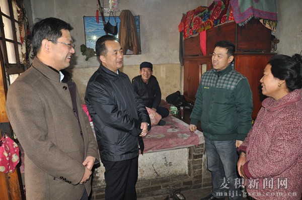 成少平在联系户胡继忠家中.jpg 成少平在联系户胡继忠家中.jpg