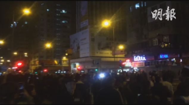 香港旺角凌晨爆发警民冲突 警方开枪警告示威者