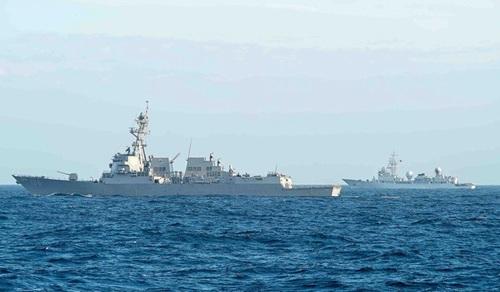 外媒:美航母未进南海岛屿12海里 中国军舰一直跟随