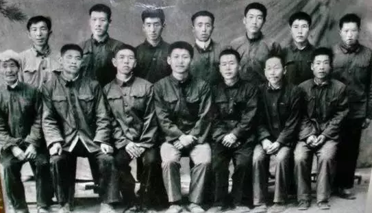 在送习近平上大学时,梁家河村民和习近平的合影(前排中为习近平)