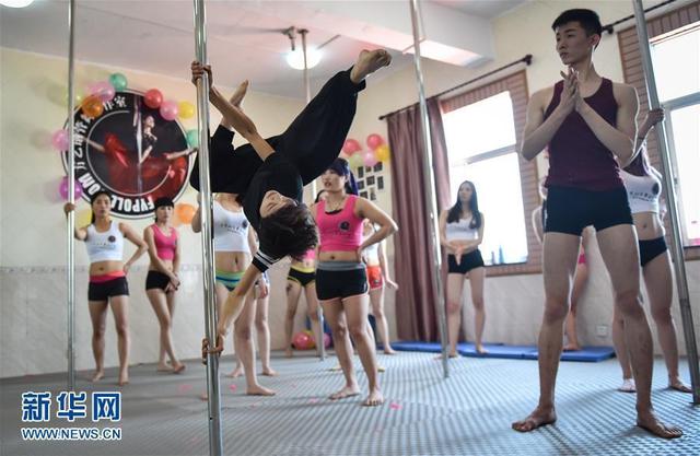 方艺在位于深圳的钢管舞工作室为学员做示范