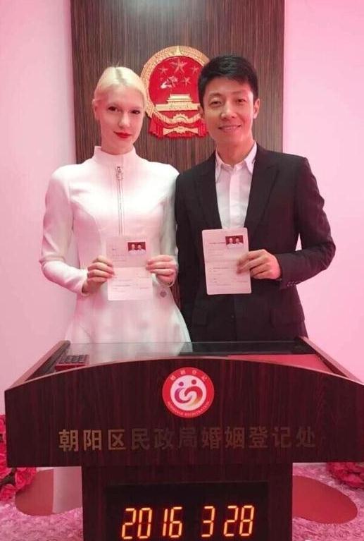 撒贝宁与女友领证结婚