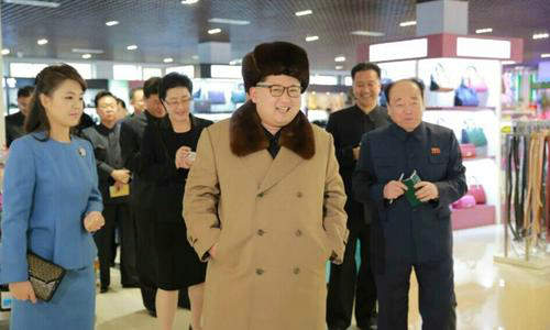 原文配图:金正恩携妻子和妹妹视察新建商店和服务基地,称早日实现开业大吉。