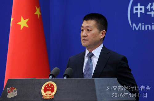 图为2016年4月11日外交部发言人陆慷主持例行记者会。