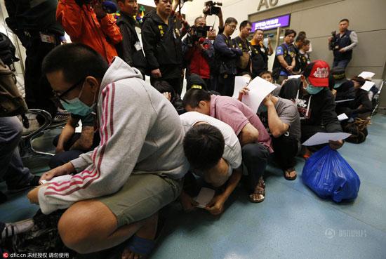 台湾“抢回”20名电话诈骗犯 一下飞机就全放了