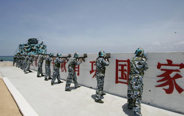 图为驻守南沙群岛永暑礁的海军官兵。