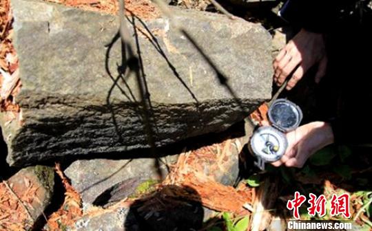 原文配图:专家们实地调查时,指南针、罗盘靠近玄武质火山岩体时,其指向会明显偏离磁北方向。