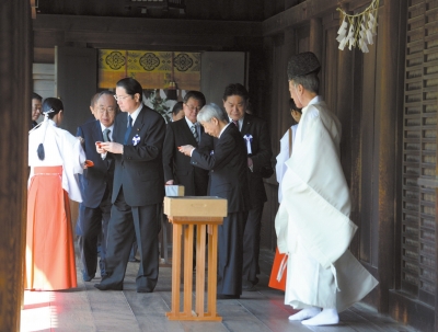 约90名日本国会议员22日上午集体参拜供奉有二战甲级战犯的靖国神社。