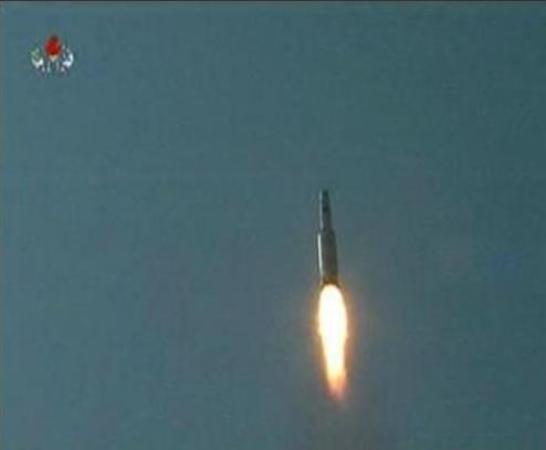 日本NHK电视台4月28日报道称,韩国军方证实,朝鲜28日当天在东部元山地区发射一枚疑似“舞水端”中程弹道导弹,再次以失败告终。朝鲜曾在4月15日金日成诞辰日当天发射类似导弹,但最终未能成功。目前韩国军方正在加紧收集相关信息,已分析朝方下一步动向。
