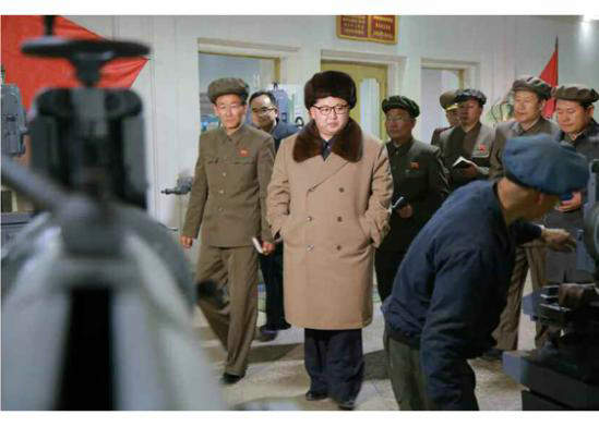 原文配图:朝鲜最高领导人金正恩视察机械厂。