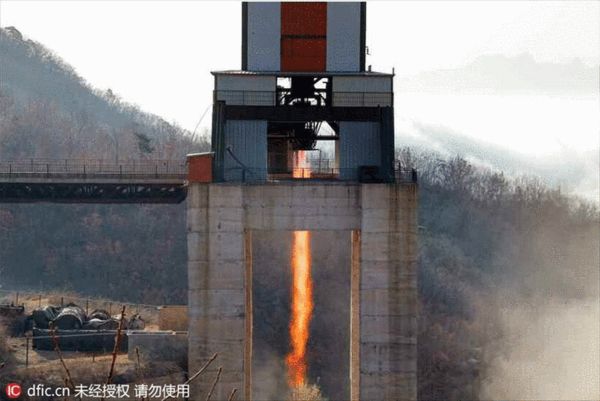 据韩国《统一新闻》4月7日报道,韩国政府日前表示,朝鲜核武器的小型化技术已经达到了一定水平。韩国统一部4月6日召开新闻发布会称:“韩国政府认为朝鲜核武器小型化技术已经达到了一定的水平。对于朝鲜是否具备用导弹搭载小型化核弹头的能力,需要进一步确认,但朝鲜持续进行核试验与导弹发射,已使其核能力有了大大提高。韩军正在随时应对朝鲜将核威胁变成现实的可能性。”