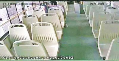 男女公交上搂抱调情 接吻半小时被骂“不要脸”
