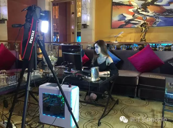 直播中的王瑞儿。摄影:于亚妮