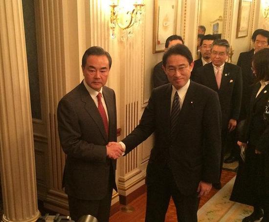 图为王毅会见日本外长岸田文雄。