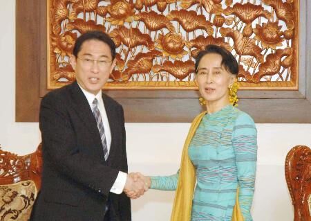 日本外相岸田文雄当地时间5月3日与缅甸国家顾问兼外长昂山素季在该国首都内比都举行会谈,并邀请其尽早访问日本。日本共同社5月3日报道称,昂山素季称“希望下次在日本见面”,暗示将积极考虑访日事宜。岸田则向昂山素季转告称,“(日方)将官民一体全面支持”由其实际执掌的缅甸政府。