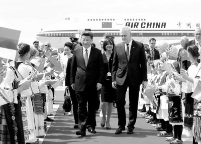 习近平凭吊中国驻南联盟使馆被炸事件牺牲烈士